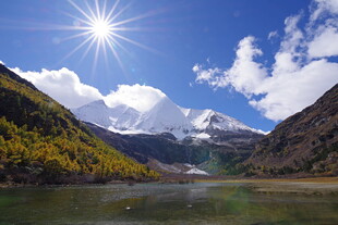 雪山下的宁静山谷风光