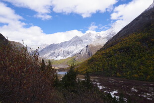 山间美景 溪流伴雪山