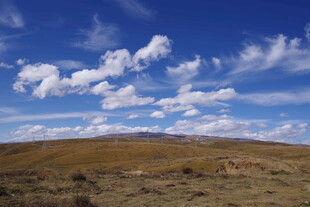 广袤草原上的蓝天白云