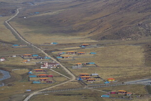 俯瞰多彩村落与蜿蜒道路