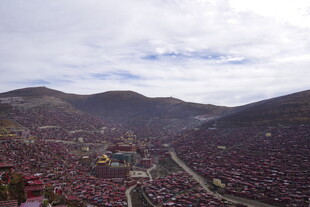 俯瞰山间密集建筑景观