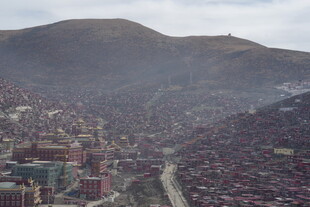 俯瞰山间城市景观