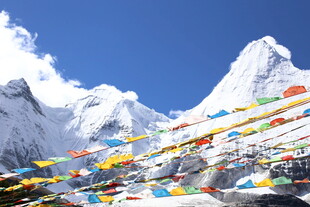 雪山下的五彩经幡