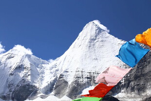 雪山旁的五彩经幡