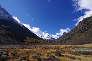 壮丽山谷雪山蓝天美景