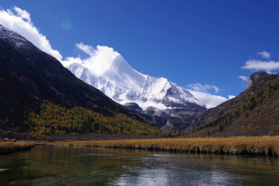 雪山下的宁静湖泊