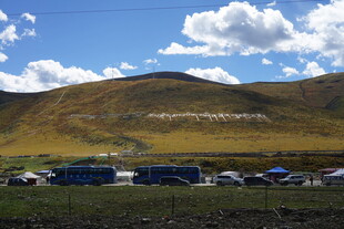 草原上的车队与壮丽山景
