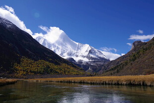 雪山下的静谧湖泊
