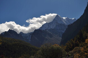 巍峨雪山与山间白云美景