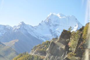 壮丽雪山与山间植被景观