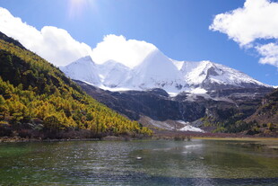 雪山下的静谧湖泊美景