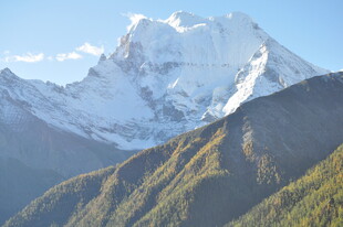 巍峨雪山与葱郁山峦景观