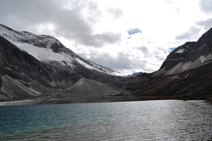 高山湖泊壮丽自然景观