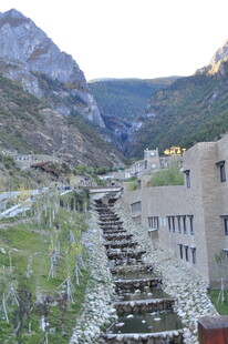 山间村落与错落建筑景观