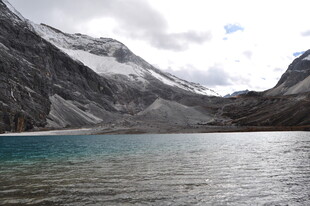 雪山下的幽蓝湖泊