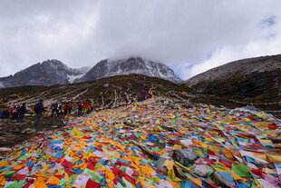 山间五彩经幡阵