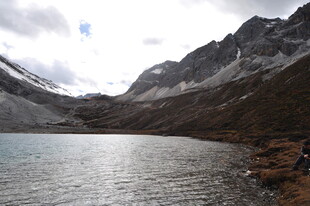 高山湖泊壮丽自然景观