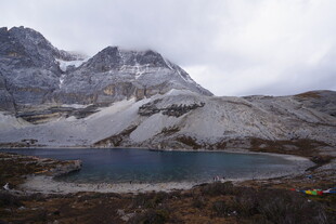 雪山下的静谧湖泊