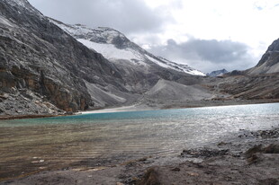 雪山下的幽蓝湖泊