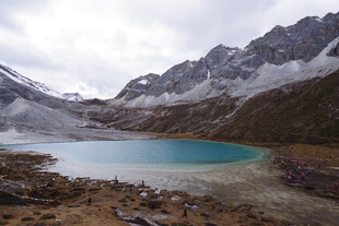 高山蓝湖壮丽自然景观