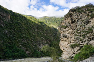 壮丽山间峡谷景观