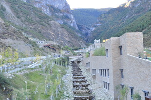 山间建筑景观与蜿蜒道路