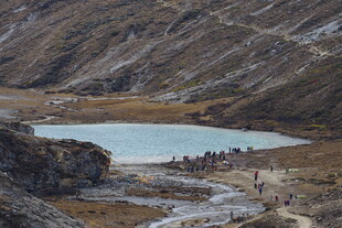 山间湖泊旁的徒步之旅