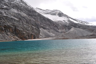 雪山下的幽蓝湖泊