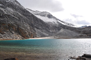 雪山下的静谧蓝湖
