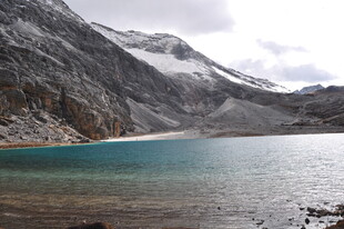 雪山下的澄澈湖泊