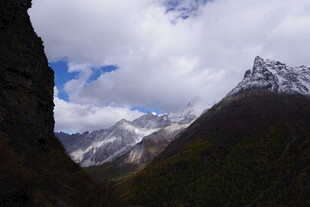 山间壮丽雪山美景