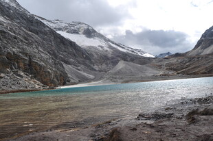 雪山下的静谧蓝湖