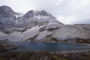 雪山下的静谧湖泊