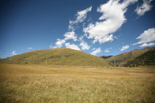 草原山丘蓝天白云美景