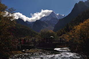 秋日山间溪流与壮丽雪山