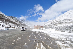 雪山公路上的行驶场景