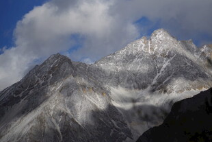 巍峨雪山映蓝天