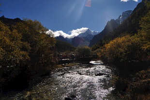 山间溪流秋日美景