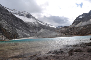 雪山下的幽蓝湖泊