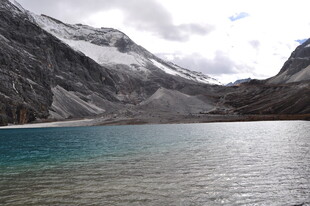 高山下的静谧蓝湖