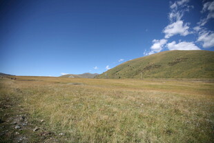 广袤草原蓝天风景图
