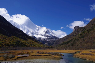 雪山下的河谷美景