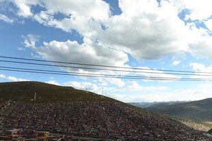 高山蓝天间的壮美风景