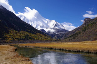 雪山下的宁静河谷风光