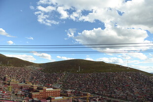 蓝天白云下的山丘景观