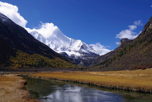 雪山下的静谧河谷风光