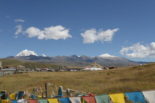 高原风光与五彩经幡
