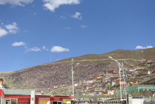 山坡上错落有致的多彩建筑