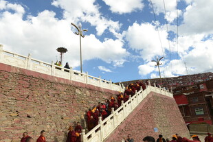 僧人沿台阶攀登壮观场景