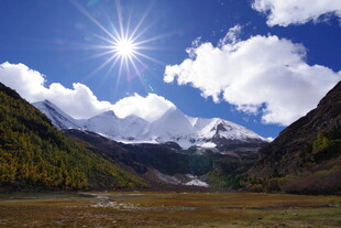 蓝天白云下的壮美山川